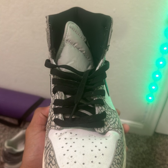 10.5 air Jordan’s no box needs a little cleaning but there in good shape - Picture 4 of 11